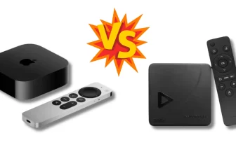 Apple TV 4K e SMARTPRO 4K TV Box lado a lado, com controles remotos e indicação “VS”.
