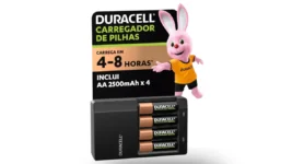 Carregador de pilhas recarregáveis AA e AAA Duracell com 4 pilhas AA inclusas em embalagem