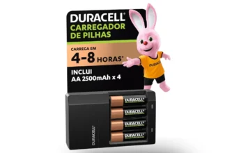 Carregador de pilhas recarregáveis AA e AAA Duracell com 4 pilhas AA inclusas em embalagem