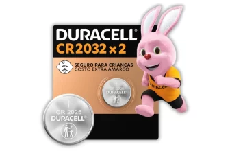 Pilha Duracell CR2032 pack com 2 unidades na embalagem original com destaque para segurança infantil